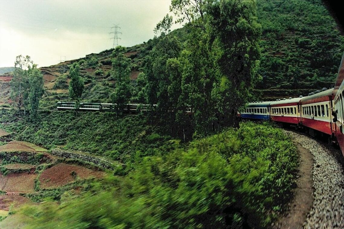 雲南省の山間部を走る昆河線の車窓風景