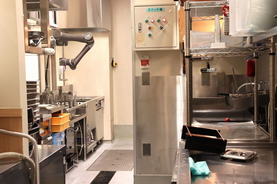 この厨房で、常にロボットと人1〜２人で作業する