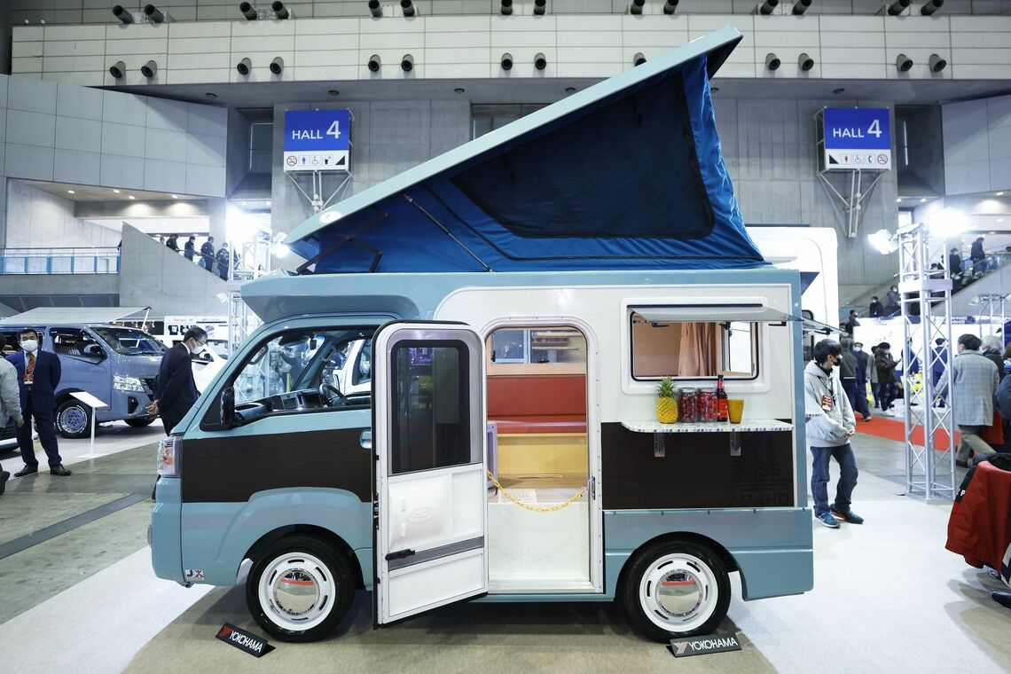 東京オートサロン､カスタムカーやレトロなパトカーが一堂に｜会社四季