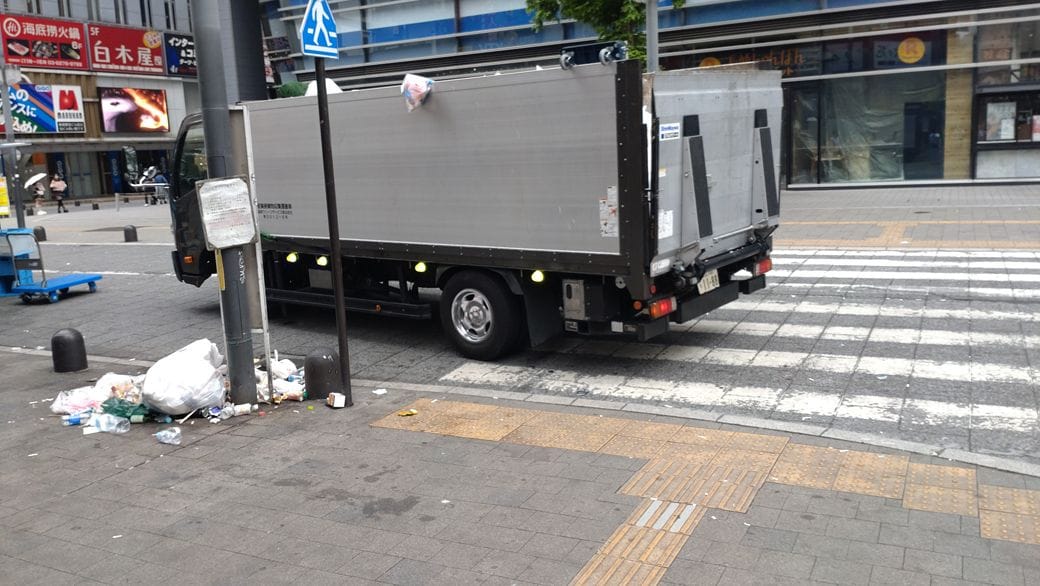 許可業者は契約したごみのみを収集していく（筆者撮影）