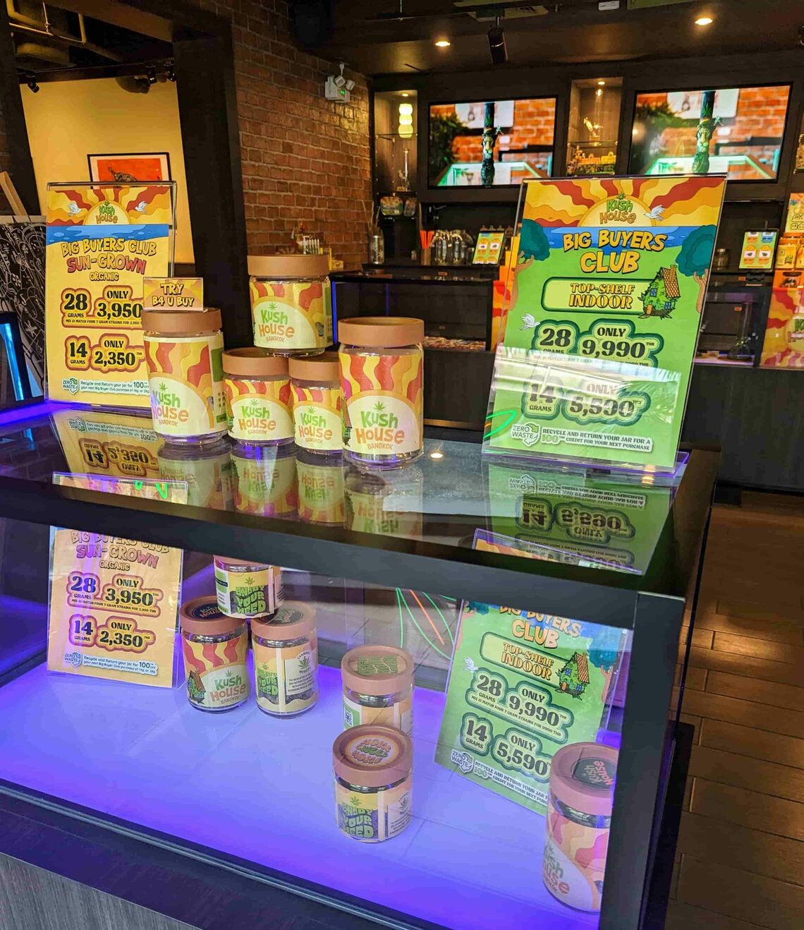 陳列棚に置かれた大麻商品（写真・柴田直治）