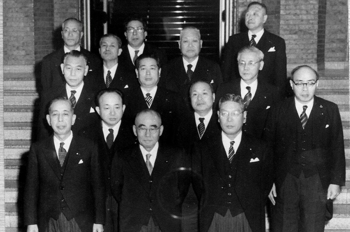 1956年に発足した石橋湛山内閣。最前列中央が石橋湛山。最前列の（向かって）左端が岸信介。（写真：東洋経済新報社）