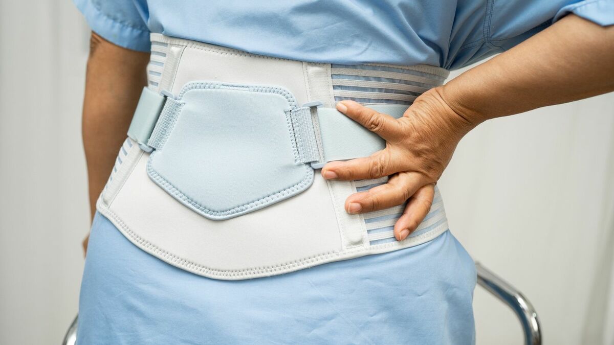 長引く腰痛…｢坐骨神経痛で即手術｣は大間違い！ 60代の半数が悩む