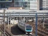 川口駅を発車した京浜東北線の大宮行き（記者撮影）