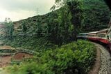 雲南省の山間部を走る昆河線の車窓風景（筆者撮影）
