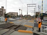 高砂踏切は近年改良された。鉄道の高架化や地下化が進んだ東京都区部で「新しい踏切」が整備されるのは珍しい（編集部撮影）