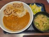 「牛魯珈カレー」。肉増量の「肉だく牛魯珈カレー」もある（筆者撮影）