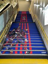 調布駅の装飾された階段（写真：FC東京）