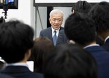 会見後、記者団に囲まれる井阪隆一セブン＆アイ・ホールディングス社長（撮影：今井康一）