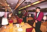 発車前の「トワイライトエクスプレス」食堂車（撮影：南正時）