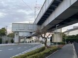 舞浜―新浦安間の架道橋。工事の記録誌には複々線分の桁が描かれている（筆者撮影）