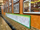 「サイゼリヤ 本八幡北口パティオ店」の外壁には歴史を伝える写真や年表が掲示されている（筆者撮影）