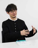 有坂塁（ありさか・るい） 移動映画館「キノ・イグルー」館長。中学校の同級生・渡辺順也氏と共に2003年に「キノ・イグルー」を設立。東京を拠点に全国各地のカフェ、雑貨屋、書店、パン屋、美術館、無人島など、さまざまな空間で世界各国の映画を上映している。また、映画カウンセリング「あなたのために映画をえらびます」や、毎朝インスタグラム「ねおきシネマ」を投稿するなど、自由な発想で映画の楽しさを伝える。“映画パンフレット愛好家”としても活動中（写真：せきねみき）