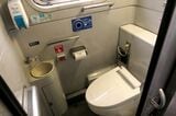 トイレは洋式にリニューアルされている（記者撮影）