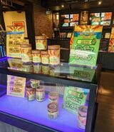 陳列棚に置かれた大麻商品（写真・柴田直治）