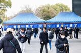 気軽に立ち寄れる横丁をイメージしたグルメストリート「青黒横丁」 ©GAMBAOSAKA