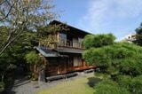 西園寺が別邸として使用した坐漁荘は老朽化のため、1968年に愛知県犬山市の明治村へと移築された。現在の建物は復元されたもの（筆者撮影）