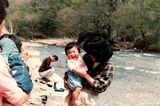 家族で川に遊びに行ったとき、母に抱かれながらのショット（写真：五十嵐さん提供）