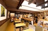 麺乃家内観。取材当日も地元客が食事に来ていた（筆者撮影）