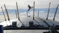 英テムズ川で命知らずの｢バックフリップ｣ トラビス･パストラーナさんが成功