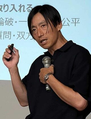 松尾英明（まつお・ひであき）千葉県公立小学校教員「自治的学級づくり」を中心テーマに千葉大附属小などを経て研究し、現職。単行本や雑誌の執筆のほか、全国で教員や保護者に向けたセミナーや研修会講師、講話などを行っている。学級づくり修養会「HOPE」主宰。ブログ「教師の寺子屋」主催。著書に『不親切教師のススメ』『不親切教師はかく語りき』（ともにさくら社）（写真：松尾氏提供）