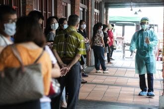 コロナを封じ込めた優等生の台湾で感染急拡大