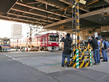 一挙に6駅､駅名変更は京急の得意技だった 駅名看板を活用した話題