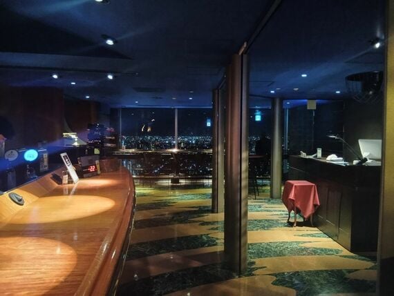 アーティストカフェのスタンディングバー