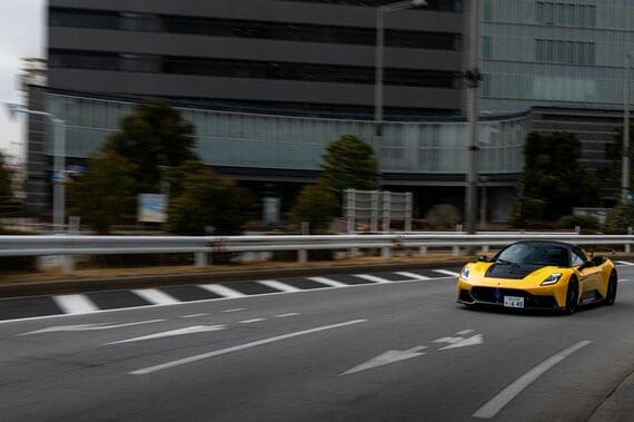 筆者によるGT2ストラダーレの試乗シーン