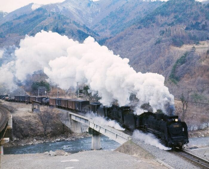 重連で中央西線を駆け抜ける