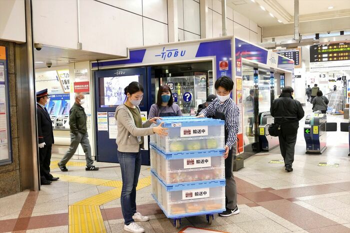 売り場まで駅構内を移動する
