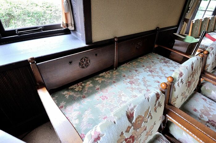 長椅子の背板には、笹葉紋のほか可愛らしいハート型が