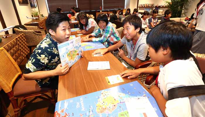 旅行会社で旅行プランを決める