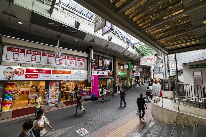 大山駅下りホームの改札を出るとすぐにアーケード