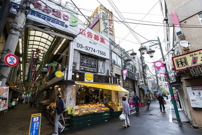 椎名町駅の駅前は昔ながらの商店が多い