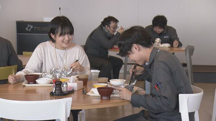食堂で団らんする社員たち
