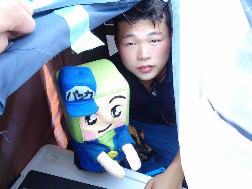 炎天下のグラウンドでパッカ君を演じ続けた奥脇さん（筆者撮影）