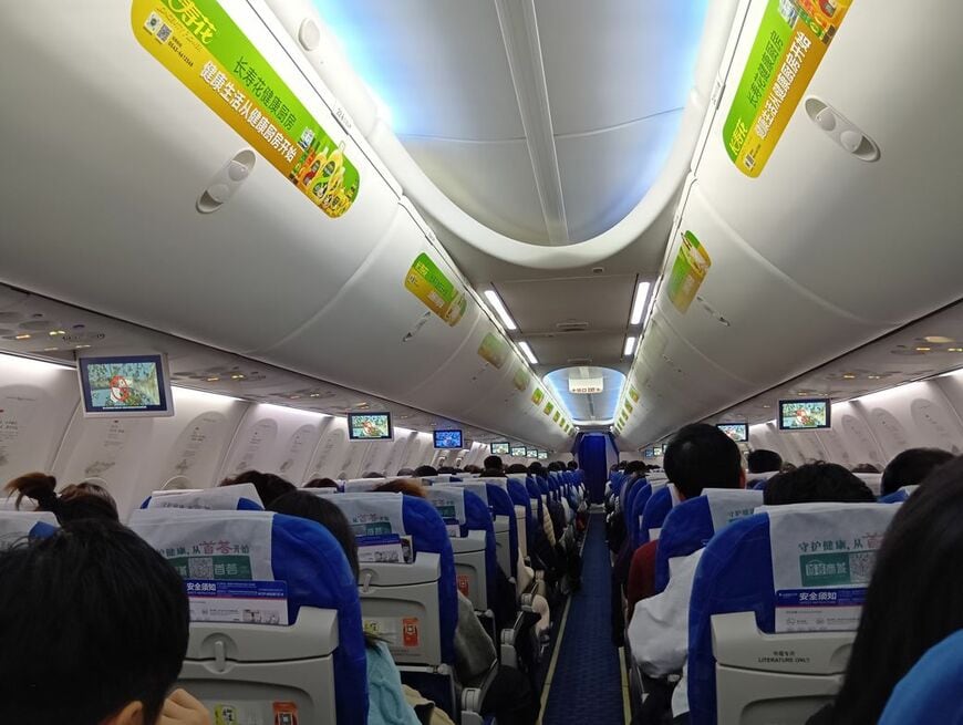 人生初の山東航空。モニターはないが、軽食はありだった（筆者撮影）