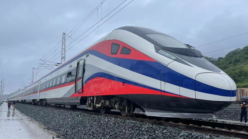 ラオス国内に到着した「中国ラオス鉄道」の車両CR200J（写真：新華社／共同通信イメージズ）