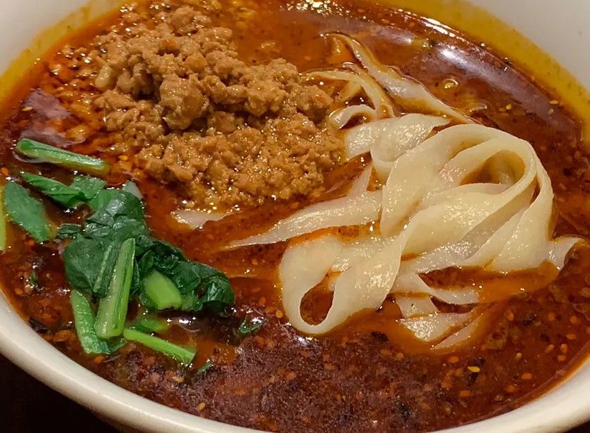 ヒラヒラ・モチモチと独特な食感を味わえる「元祖痺れる麻辣刀削麺」（写真：OCEANS編集部）