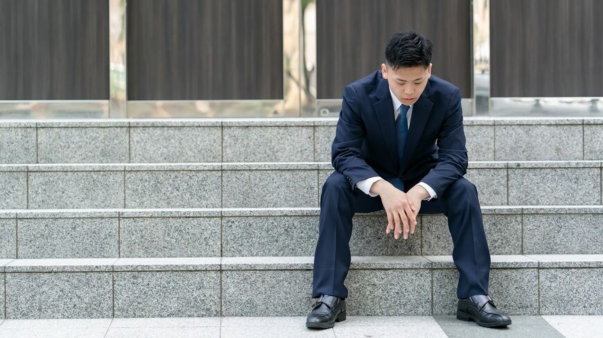 落ち込む男性