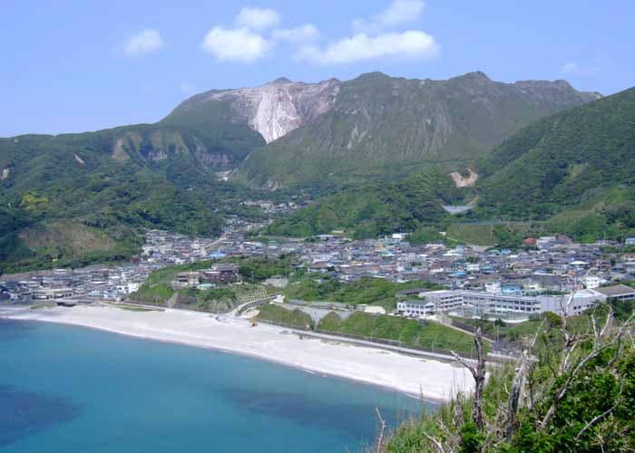 神津島の集落。集落がコンパクトにまとまっていることも、住民のコンセンサスを得やすい1つの要因になる（写真：神津島村）