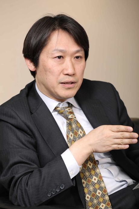 中野 剛志（なかの たけし）／評論家。1971年、神奈川県生まれ。元・京都大学工学研究科大学院准教授。専門は政治経済思想。1996年、東京大学教養学部（国際関係論）卒業後、通商産業省（現・経済産業省）に入省。2000年よりエディンバラ大学大学院に留学し、政治思想を専攻。2001年に同大学院より優等修士号、2005年に博士号を取得。2003年、論文‘Theorising Economic Nationalism’ （Nations and Nationalism）でNations and Nationalism Prizeを受賞。主な著書に山本七平賞奨励賞を受賞した『日本思想史新論』（ちくま新書）、『TPP亡国論』（集英社新書）、『富国と強兵』（東洋経済新報社）、『小林秀雄の政治学』（文春新書）などがある（撮影：尾形文繁）