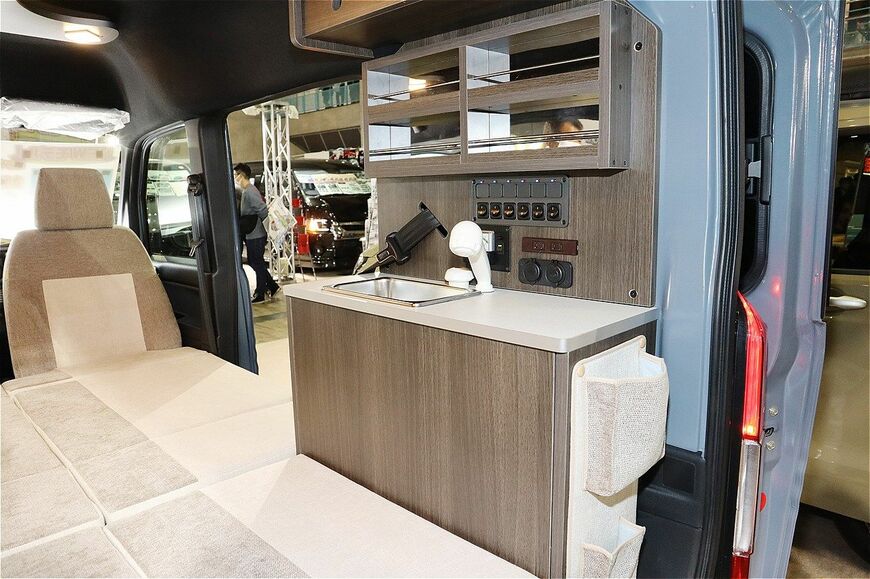 東京オートサロン2026に出展されていた、N-VANをベースにした新型の軽キャンパー「ピッコロスマイル」（写真：筆者撮影）