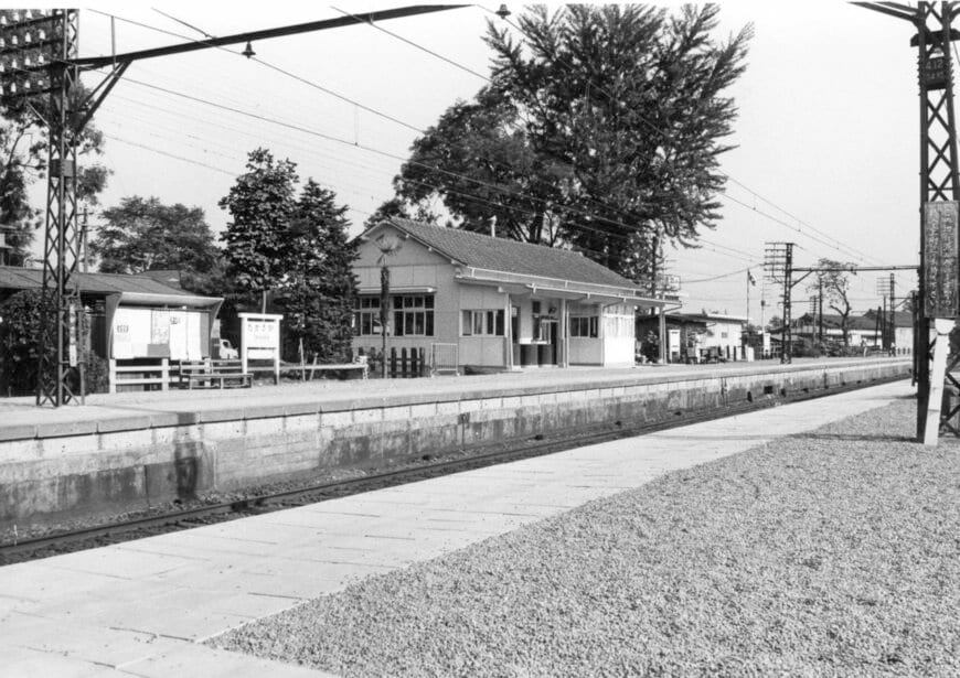 かつての高坂駅。ホームは2面3線で駅舎は東側のみ。坂戸（当時は坂戸町）―高坂間は1967年9月に、高坂―東松山間は1968年9月に複線化された（写真：東武博物館）