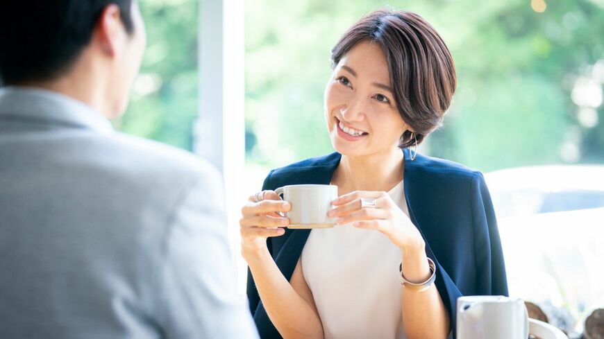 コミュニケーションで大切な「伝える」「聴く」コツについて紹介します（写真：kotoru／PIXTA）