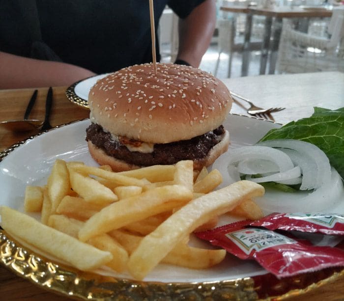 ラクダのバーガー（写真：筆者撮影）