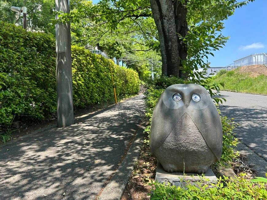 森の里の豊かな自然のシンボルとして、エリア内のさまざまな場所に23体のふくろうの石像が置かれている（写真：筆者撮影）