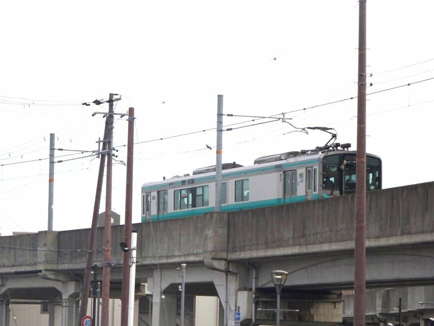 加古川駅付近では現代的な高架を1両の列車が走る（筆者撮影）