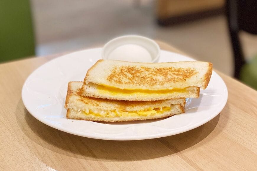 グリルドチーズサンド。コンビニでチーズトーストとゆで卵単品を買っても、220円以上するのでは？（写真：筆者撮影）